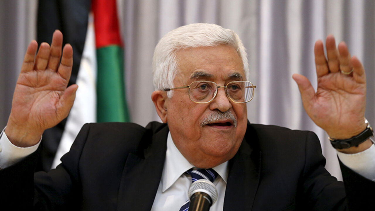 MIDEAST-BETHLEHEM/ABBAS Palestinian President Mahmoud Abbas gestures as he delivers a speech in the West Bank city of Bethlehem January 6, 2016. REUTERS/Ammar Awad - RTX21A6C