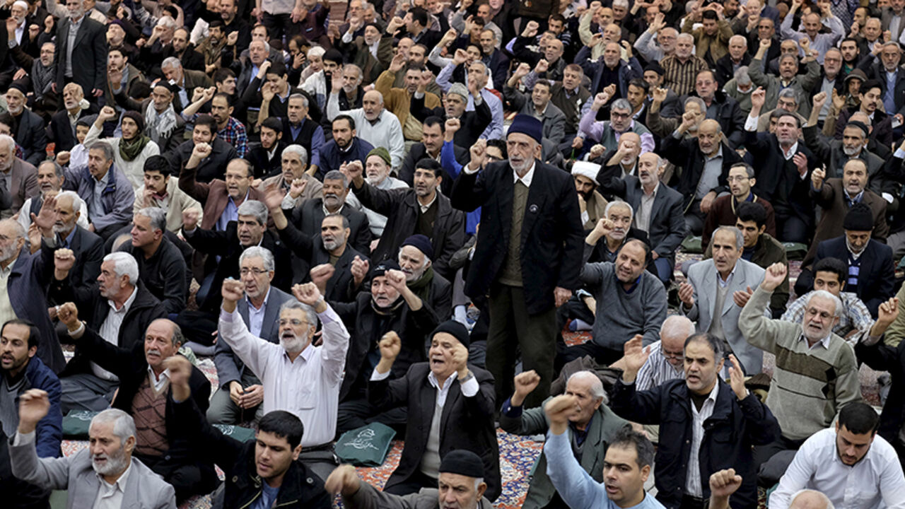 SAUDI-IRAN/ Iranian worshippers chant anti-Saudi and anti-U.S. slogans during Friday prayers in Tehran January 8, 2016. REUTERS/Raheb Homavandi/TIMA ATTENTION EDITORS - THIS IMAGE WAS PROVIDED BY A THIRD PARTY. FOR EDITORIAL USE ONLY. - RTX21JDM
