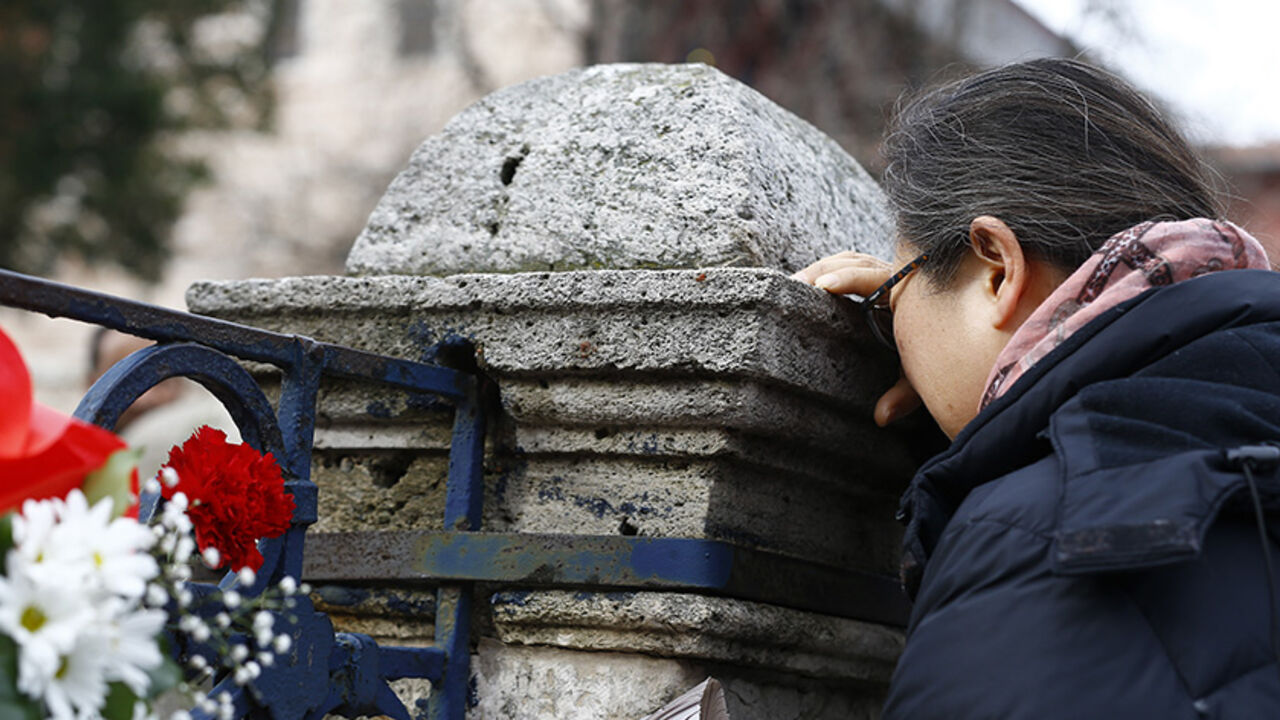TURKEY-BLAST/ A person pays their respects at the Obelisk of Theodosius, the scene of the suicide bomb attack, at Sultanahmet square in Istanbul, Turkey January 13, 2016. Turkish authorities detained three Russian nationals suspected of links with Islamic State following a suicide bomb attack in Istanbul that killed 10 tourists, media reports said on Wednesday. A suicide bomber thought to have crossed recently from Syria killed nine German and one Peruvian tourists on Tuesday in Istanbul's historic Sultanahmet Square, a