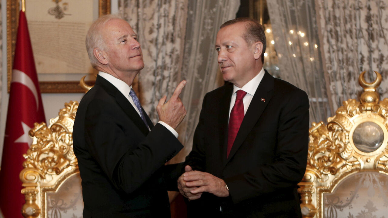 USA-TURKEY/BIDEN Turkish President Tayyip Erdogan (R) and U.S. Vice President Joe Biden chat after their meeting in Istanbul, Turkey January 23, 2016. REUTERS/Sedat Suna/Pool TPX IMAGES OF THE DAY - RTX23P03