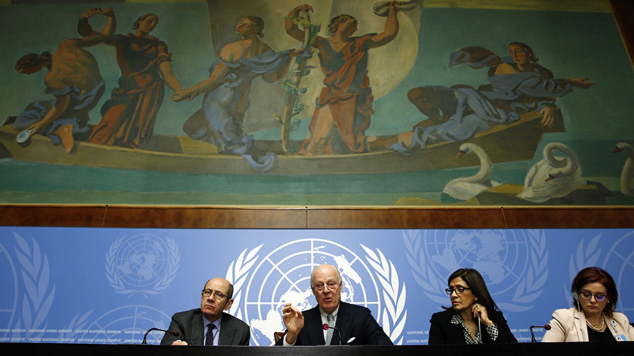 MIDEAST-CRISIS/SYRIA-UN U.N. mediator for Syria Staffan de Mistura (2L) and his staff attend a news conference at the United Nations in Geneva, Switzerland January 25, 2016. REUTERS/Denis Balibouse - RTX23X47