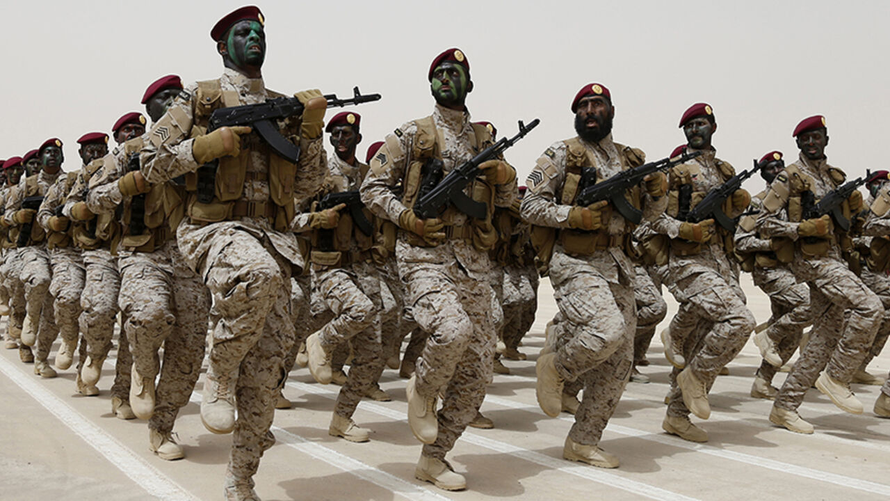 SAUDI/ Saudi soldiers march during Abdullah's Sword military drill in Hafar Al-Batin, near the border with Kuwait April 29, 2014. REUTERS/Faisal Al Nasser (SAUDI ARABIA - Tags: MILITARY) - RTR3N4CO