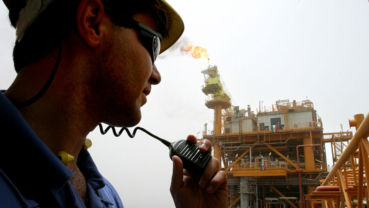 IRAN OIL An Iranian worker speaks into a radio on an oil production platform at the Soroush oil fields in the Persian Gulf, 1,250 km (776 miles) south of the capital Tehran, July 25, 2005. Picture taken July 25, 2005. REUTERS/Raheb Homavandi CJF/KS - RTRIU0Y