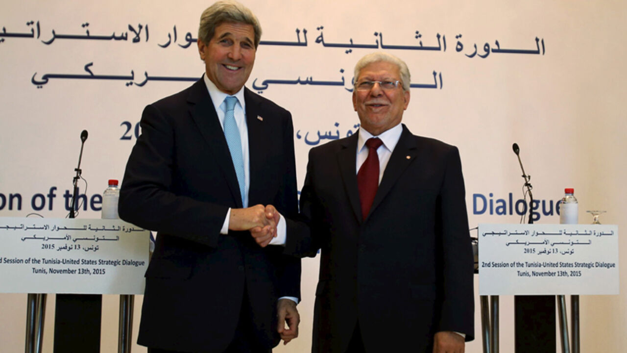 TUNISIA-USA/ Tunisian Foreign Minister Taieb Baccouche (R) shakes hands with U.S. Secretary of State John Kerry in Tunis, Tunisia November 13, 2015. REUTERS/Zoubeir Souissi - RTS6SST