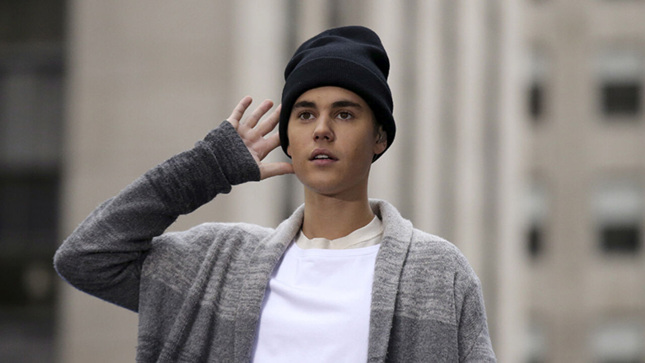 USA-ENTERTAINMENT/ Singer Justin Bieber performs on NBC's 'Today' show in New York November 18, 2015. REUTERS/Brendan McDermid - RTS7SU3