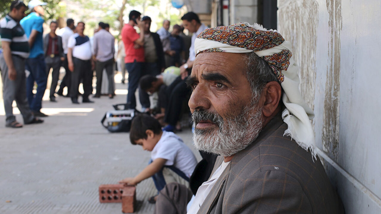 YEMEN-SECURITY/ Yemenis, hoping to obtain a flight ticket back to Yemen, wait outside a branch office of Yemenia Airways after being stranded in Cairo, April 28, 2015. At least 15 people were killed in heavy fighting between Houthi fighters and tribesmen in the oil-producing Marib province in central Yemen, tribal and medical sources said on Tuesday, as Saudi-led air strikes against the Iran-allied militia continued. REUTERS/Asmaa Waguih - RTX1AND4