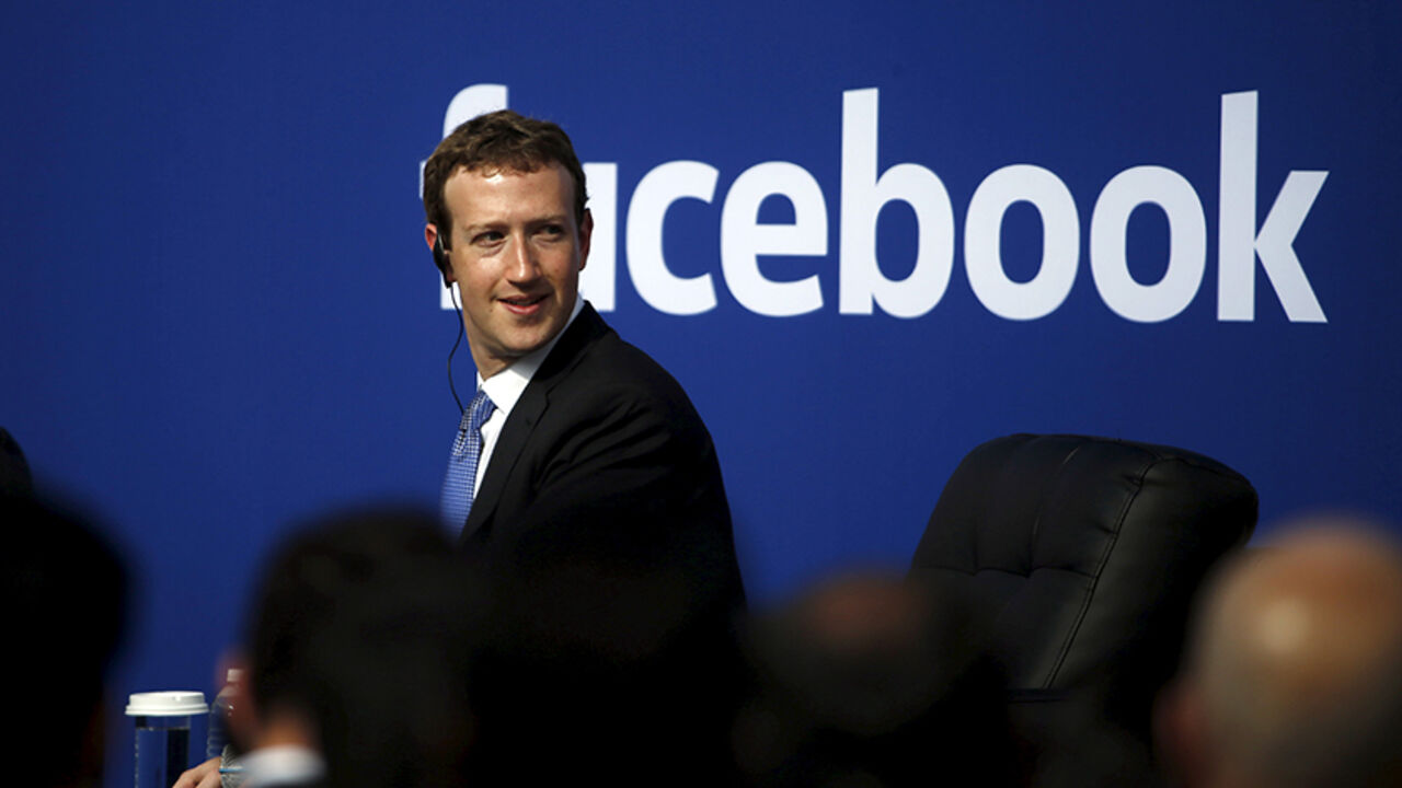USA-INDIA/MODI Facebook CEO Mark Zuckerberg is seen on stage during a town hall with Indian Prime Minister Narendra Modi at Facebook's headquarters in Menlo Park, California September 27, 2015. REUTERS/Stephen Lam - RTX1SQLE