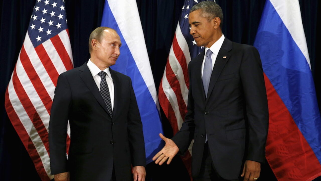 RUSSIA-USA/ U.S. President Barack Obama extends his hand to Russian President Vladimir Putin during their meeting at the United Nations General Assembly in New York September 28, 2015. REUTERS/Kevin Lamarque - RTX1SYBB