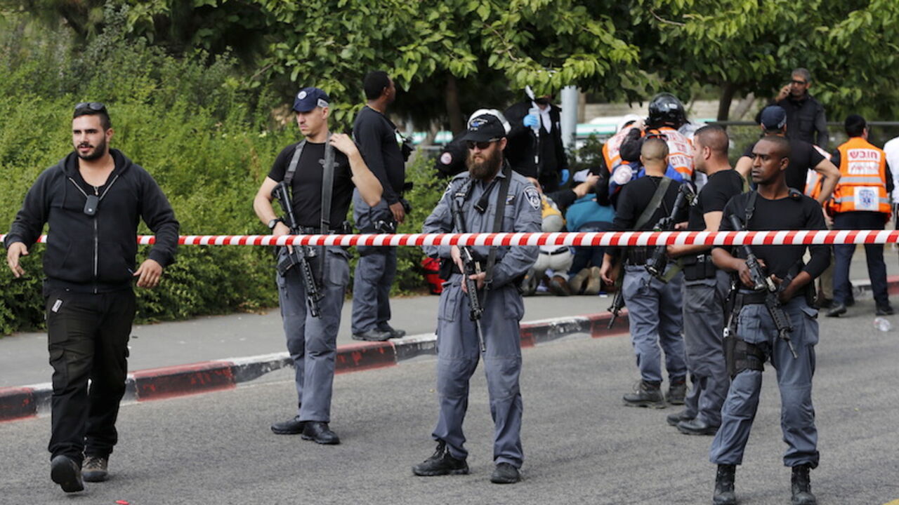 ISRAEL-PALESTINIANS/ Israeli policemen stand guard at the scene of a stabbing attack in Jerusalem October 30, 2015. Knife-wielding Palestinians attacked Israelis in Jerusalem and the Israeli-occupied West Bank and one of assailants was shot dead, police said. Five people, including two suspected Palestinian assailants, were wounded in the incidents at an Israeli paramilitary police checkpoint outside the West Bank city of Nablus and a light rail station in East Jerusalem, ambulance officials said. REUTERS/Ammar Awad - RTX1TYCM