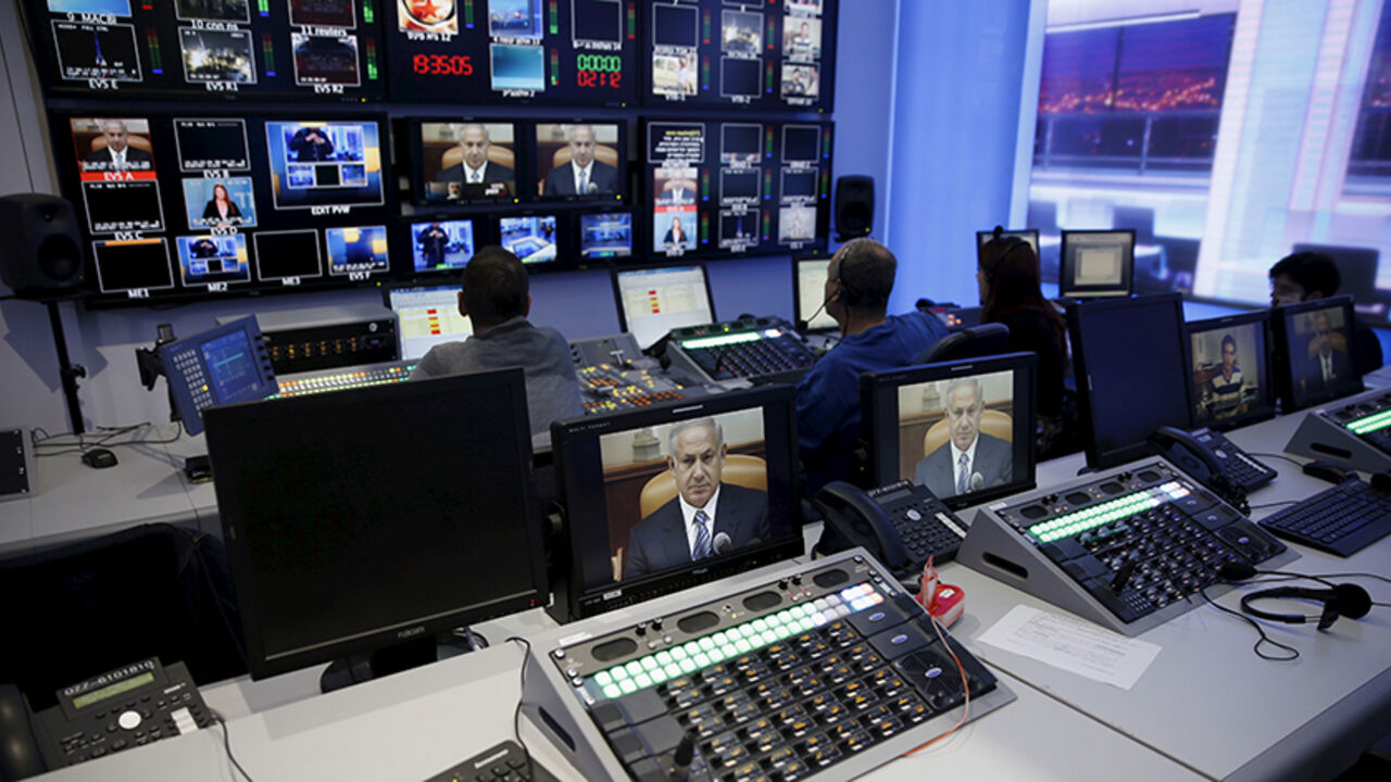 ISRAEL-NETANYAHU/MEDIA Israel's Prime Minister Benjamin Netanyahu is seen on monitors before the evening news bulletin at Channel 10's control room in Jerusalem November 18, 2015. Critics say Netanyahu, known as "Bibi," is hitting the wrong note when it comes to the media, weakening press freedom and holding sway over TV broadcasters in a country that bills itself as the Middle East's only true democracy. Picture taken November 18, 2015. To match Insight ISRAEL-NETANYAHU/MEDIA REUTERS/Ronen Zvulun - RTX1VG2J