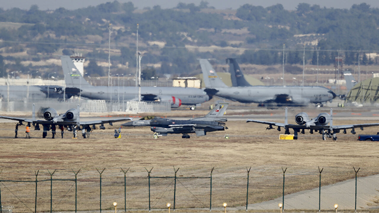 MIDEAST-CRISIS/TURKEY A Turkish Air Force F-16 fighter jet ( C foreground) is seen between U.S. Air Force A-10 Thunderbolt II fighter jets at Incirlik airbase in the southern city of Adana, Turkey, December 11, 2015. REUTERS/Umit Bektas - RTX1Y843