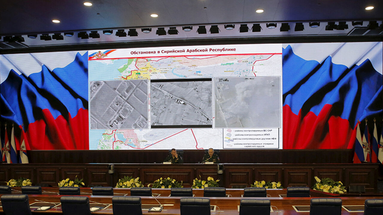MIDEAST-CRISIS/SYRIA-RUSSIA Chief of the Main Operational Directorate of the General Staff of the Russian Armed Forces Lieutenant General Sergei Rudskoy (R) and spokesman for the Russian Defence Ministry Major General Igor Konashenkov attend a briefing in Moscow, Russia, January 15, 2016. Russia's defence ministry said on Friday a new objective of Russian forces in Syria was to provide humanitarian aid. REUTERS/Maxim Shemetov - RTX22IOM