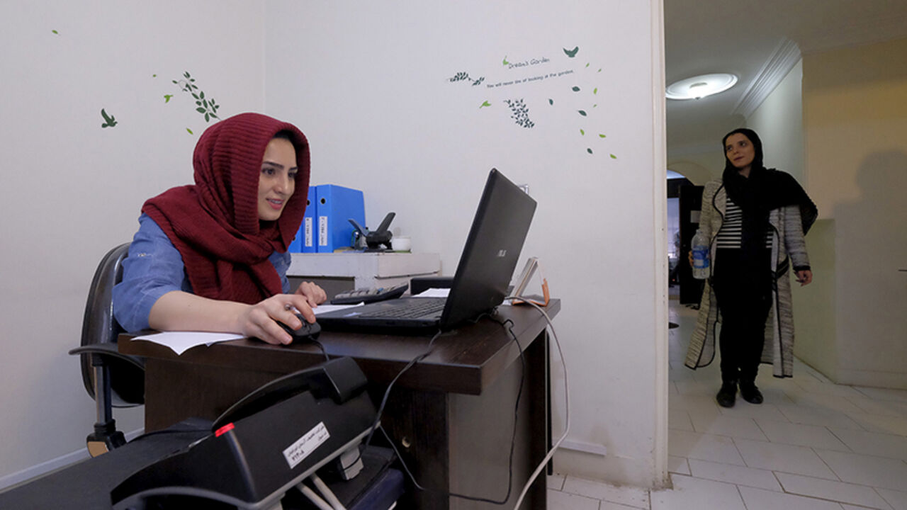 IRAN-NUCLEAR/DOTCOM An employee works with her laptop at Takhfifan company in Tehran, Iran, January 19, 2016. REUTERS/Raheb Homavandi/TIMA ATTENTION EDITORS - THIS IMAGE WAS PROVIDED BY A THIRD PARTY. FOR EDITORIAL USE ONLY. - RTX2330Q