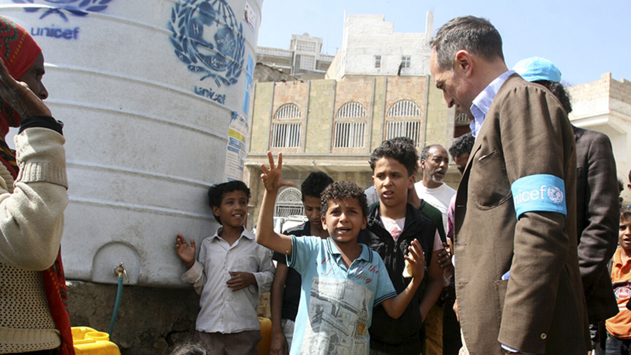 YEMEN-SECURITY/ UNICEF's representative in Yemen, Julien Harneis, listens to a boy during a visit to Yemen's southwestern city of Taiz January 21, 2016. REUTERS/Anees Mahyoub - RTX23EIY