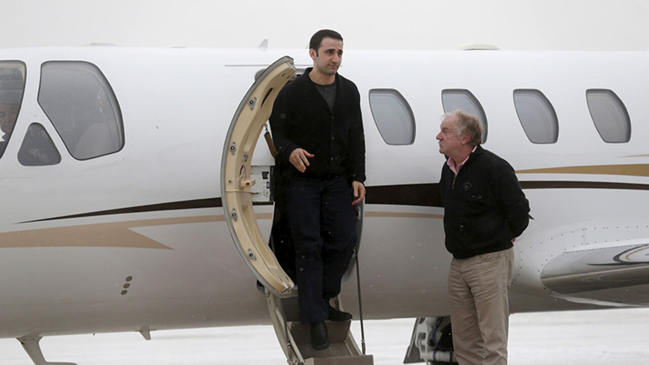 IRAN-NUCLEAR/ Former U.S. Marine Amir Hekmati, recently released from an Iranian prison, steps out of the plane piloted by Mike Karnowski (R), as he arrives at an airport in Flint, Michigan January 21, 2016. REUTERS/Rebecca Cook - RTX23GEV