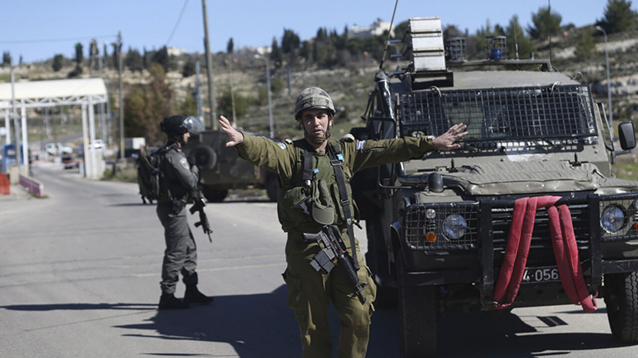 ISRAEL-PALESTINIANS/ An Israeli soldier gestures near the scene of a shooting attack at an Israeli military checkpoint near the West Bank city of Ramallah January 31, 2016. REUTERS/Mohamad Torokman - RTX24S7Z