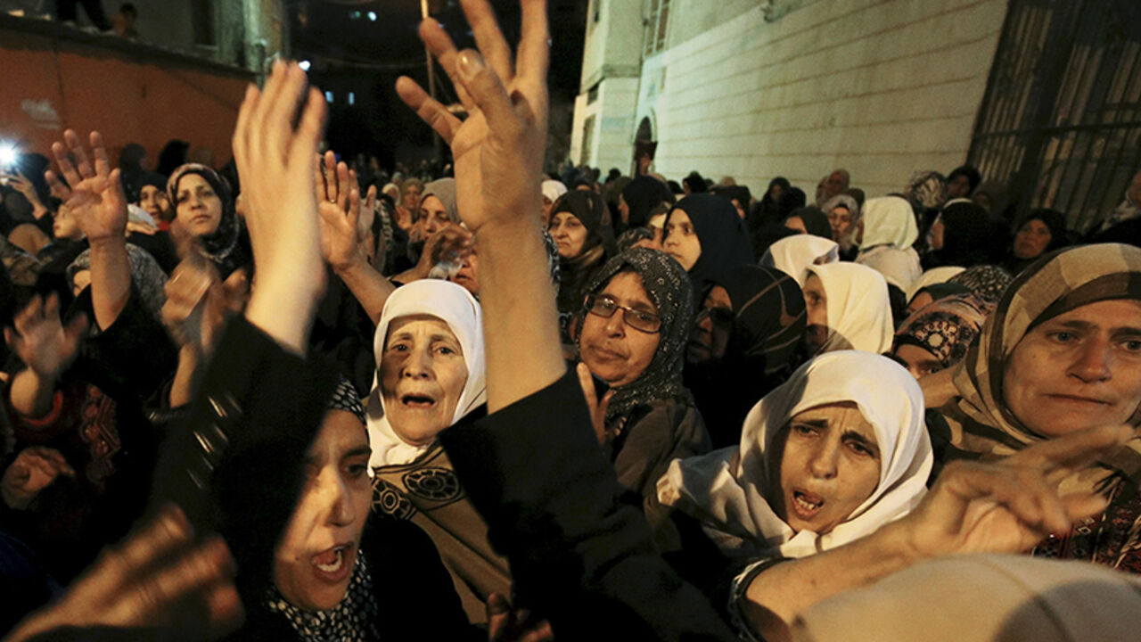 ISRAEL-PALESTINIANS/ Women mourn during the funeral of Palestinian Ahmed Zakarna in the West Bank town of Qabatya, near Jenin February 5, 2016. Zakarna and two other Palestinians armed with guns, knives and explosives killed an Israeli border policewoman and seriously wounded another before being shot dead by nearby officers at an entrance to Jerusalem's walled Old City on Wednesday, Israeli police said. REUTERS/Mohamad Torokman - RTX25N6L