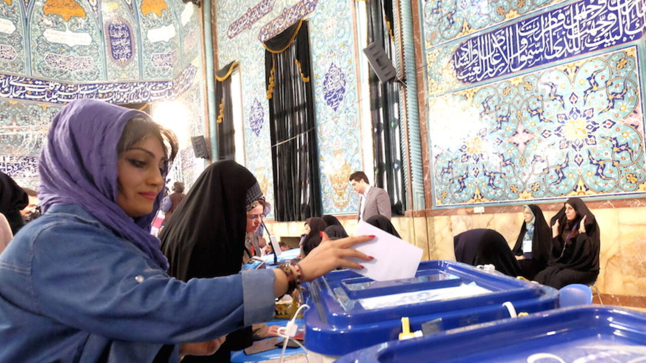 An Iranian woman casts her ballot during elections for the parliament and Assembly of Experts, which has the power to appoint and dismiss the supreme leader, in Tehran February 26, 2016. REUTERS/Raheb Homavandi/TIMA  ATTENTION EDITORS - THIS IMAGE WAS PROVIDED BY A THIRD PARTY. FOR EDITORIAL USE ONLY. - RTX28NR6
