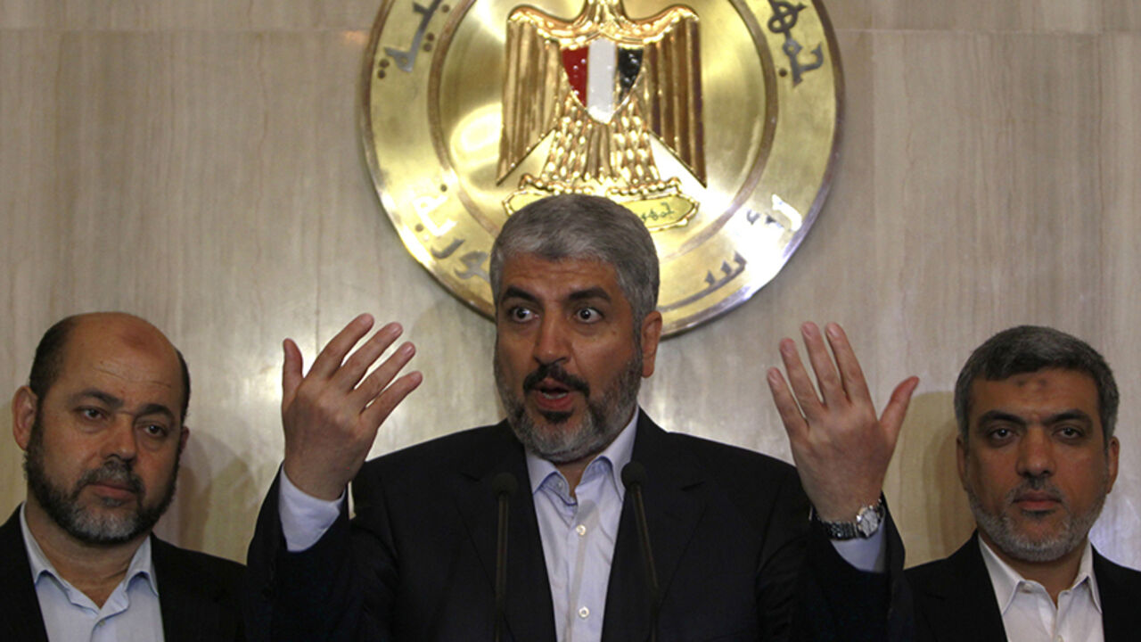 EGYPT Hamas leader Khaled Meshaal (C) speaks during a news conference with Hamas delegates after their meeting with Egypt's President Mohamed Mursi at the presidential palace in Cairo July 19, 2012. REUTERS/Amr Abdallah Dalsh (EGYPT - Tags: POLITICS) - RTR352XW