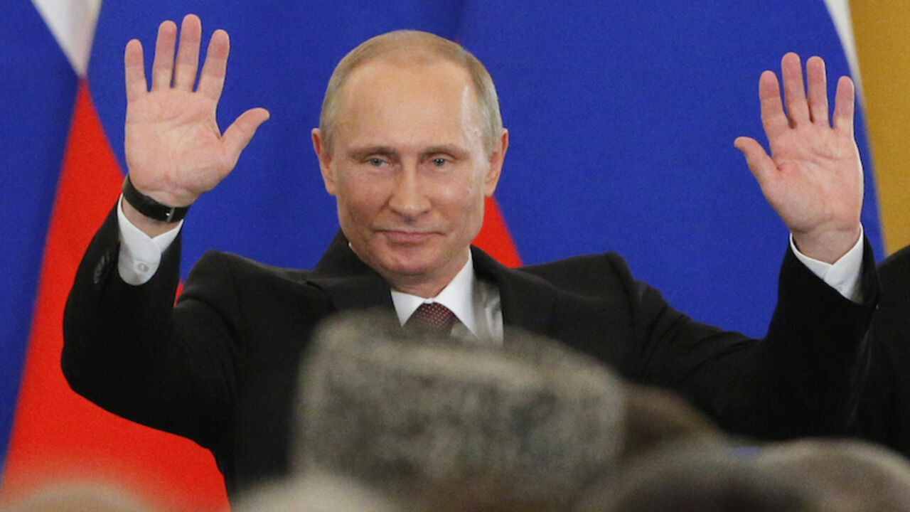 UKRAINE-CRISIS/PUTIN-TREATY Russian President Vladimir Putin waves to the Federal Assembly after a signing ceremony at the Kremlin in Moscow March 18, 2014. Putin and two Crimean leaders signed a treaty on Tuesday on making the Ukrainian Black Sea peninsula a part of Russia. The signing in the Kremlin came two days after Crimeans voted overwhelmingly to secede from Ukraine and join Russia in a referendum condemned by the Ukrainian government, the United States and the European Union as illegitimate. REUTERS/Maxim Shemetov (RUSSIA - Ta