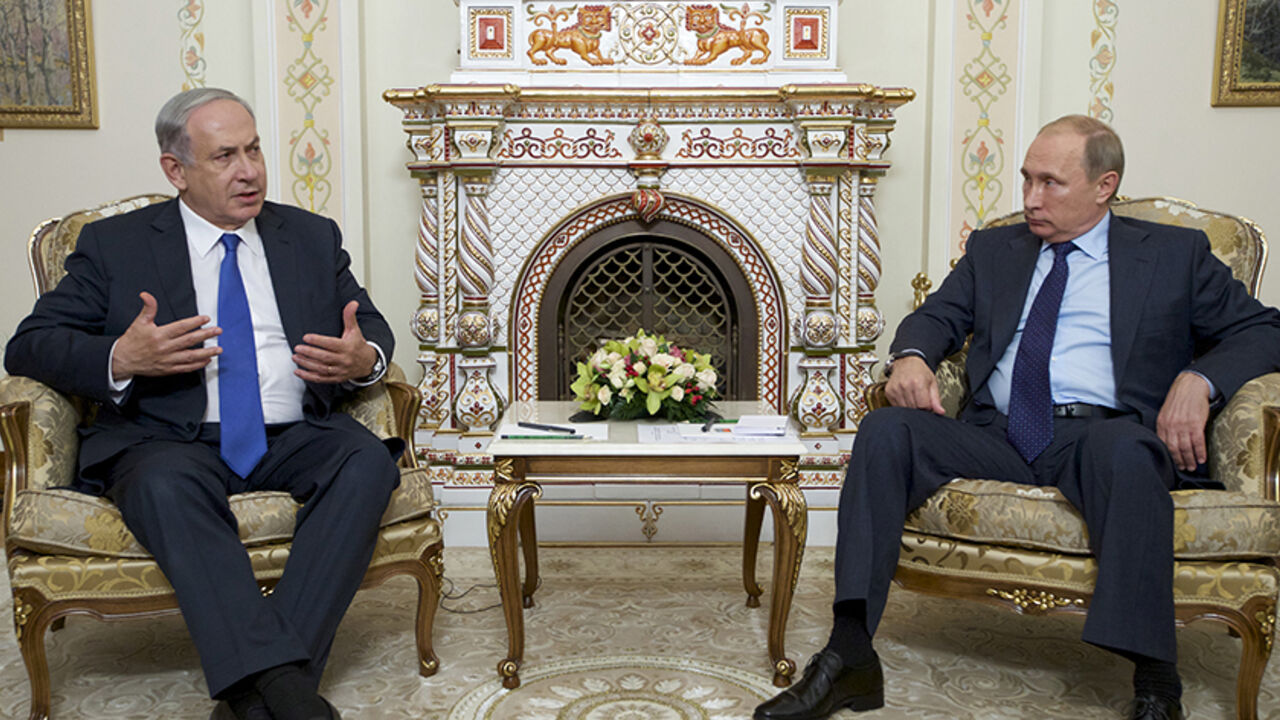 MIDEAST-CRISIS/RUSSIA-ISRAEL Israeli Prime Minister Benjamin Netanyahu (L) speaks with Russian President Vladimir Putin during their meeting at the Novo-Ogaryovo state residence outside Moscow, Russia, September 21, 2015. Netanyahu said his visit to Moscow on Monday was aimed at preventing clashes between Russian and Israeli military forces in the Middle East. REUTERS/Ivan Sekretarev/Pool - RTS25BW