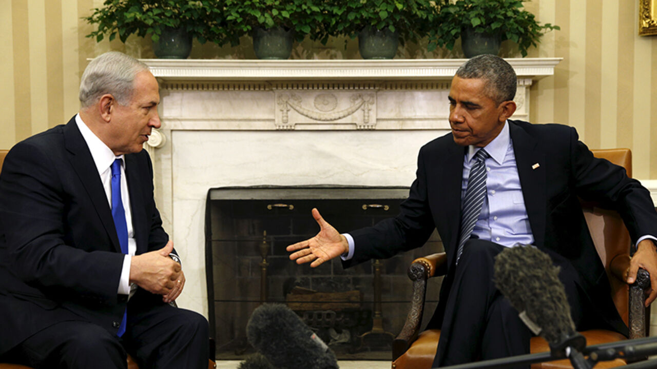 ISRAEL-USA/ U.S. President Barack Obama extends his hand to Israeli Prime Minister Benjamin Netanyahu during their meeting in the Oval office of the White House in Washington November 9, 2015. The two leaders meet here today for the first time since the Israeli leader lost his battle against the Iran nuclear deal, with Washington seeking his re-commitment to a two-state solution with the Palestinians. REUTERS/Kevin Lamarque - RTS6694