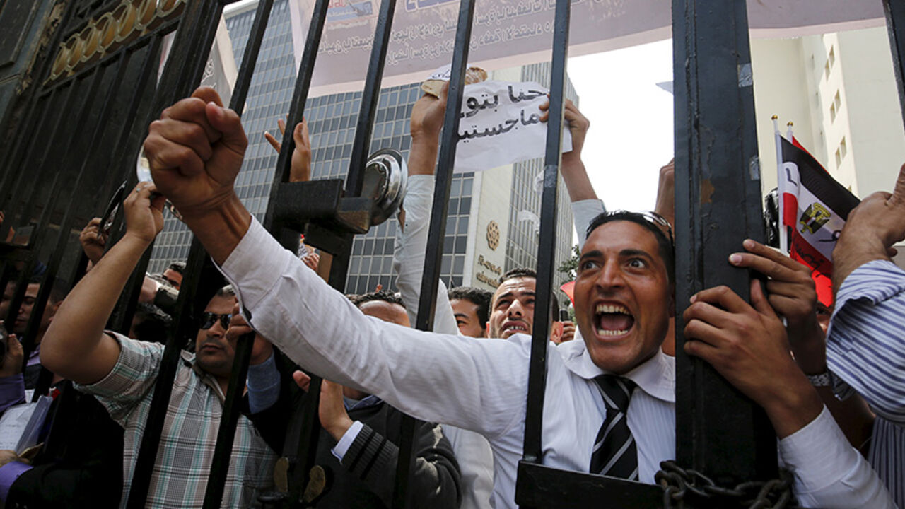EGYPT-POLITICS/ Unemployed graduates shout anti-government slogans during a protest, to demand the government offer them jobs, in front of the parliament headquarters in Cairo, March 27, 2016, where Egyptian Prime Minister Sherif Ismail was speaking. REUTERS/Amr Abdallah Dalsh - RTSCFNH
