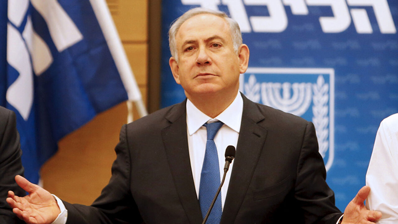ISRAEL-NATGAZ/ Israel's Prime Minister Benjamin Netanyahu (C) attends a meeting of the Likud party in the Israeli parliament in Jerusalem, March 28, 2016. REUTERS/ Nir Elias - RTSCIM8