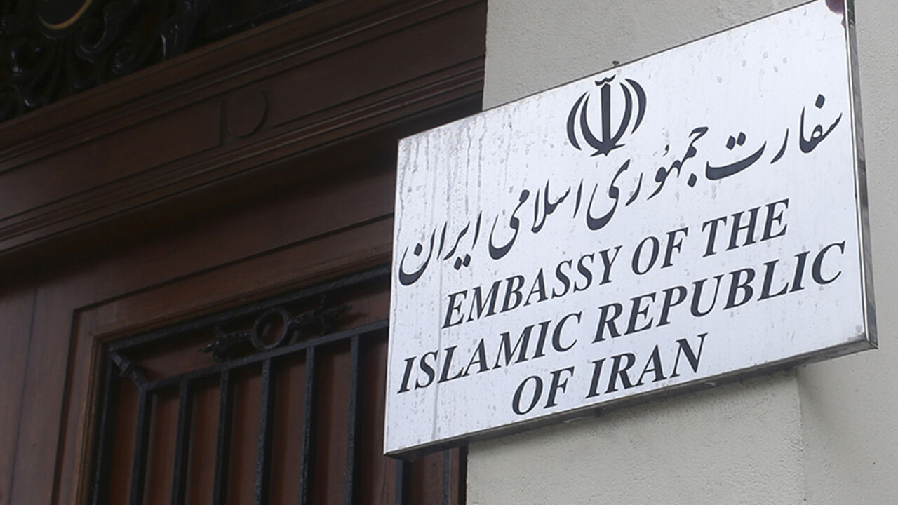 IRAN-BRITAIN/ A plaque is displayed outside the Iranian embassy in central London, Britain August 20, 2015. Britain will reopen its embassy in Iran this weekend nearly four years after protesters ransacked the elegant ambassadorial residence and burned the British flag. The move to restore full diplomatic relations marks a thawing of ties with Iran since it reached a nuclear deal with the United States, China, Russia, Germany, France and Britain. REUTERS/Paul Hackett - RTX1OYJ1
