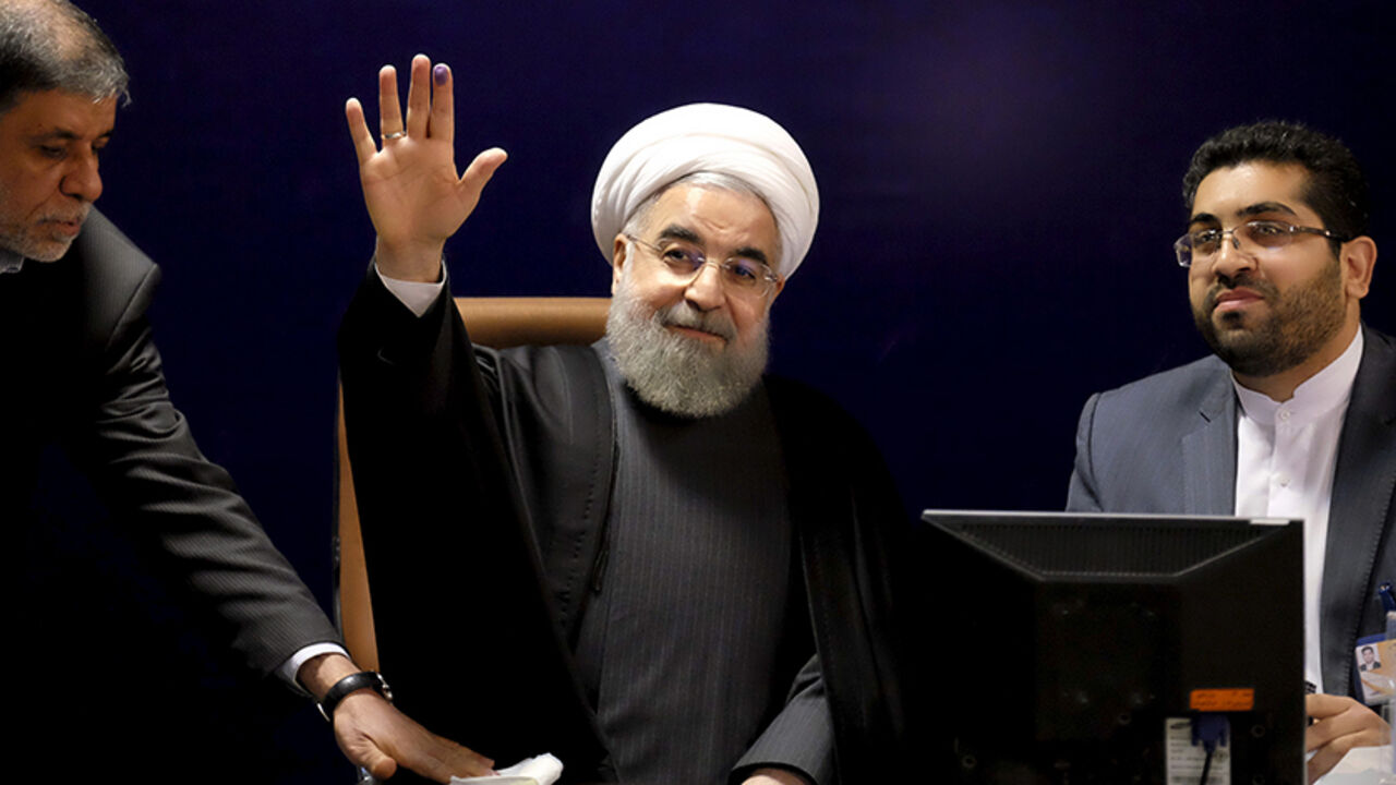 IRAN-ELECTION/ Iranian President Hassan Rouhani (C) waves after he registered for February's election of the Assembly of Experts, the clerical body that chooses the supreme leader, at the Interior Ministry in Tehran December 21, 2015. REUTERS/Raheb Homavandi/TIMA ATTENTION EDITORS - THIS IMAGE WAS PROVIDED BY A THIRD PARTY. FOR EDITORIAL USE ONLY. - RTX1ZKJQ