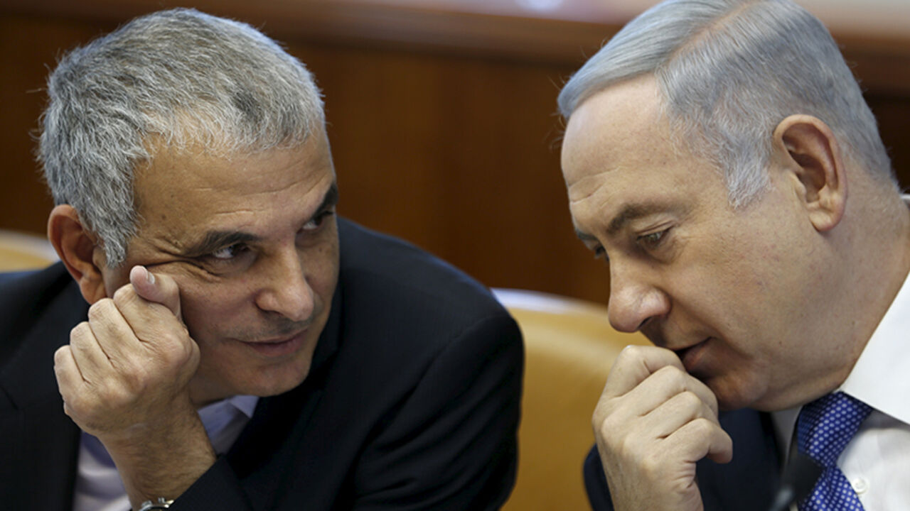 OECD-ISRAEL/ Israeli Prime Minister Benjamin Netanyahu (R) speaks with Finance Minister Moshe Kahlon during the weekly cabinet meeting in Jerusalem January 31, 2016. REUTERS/Amir Cohen - RTX24S18