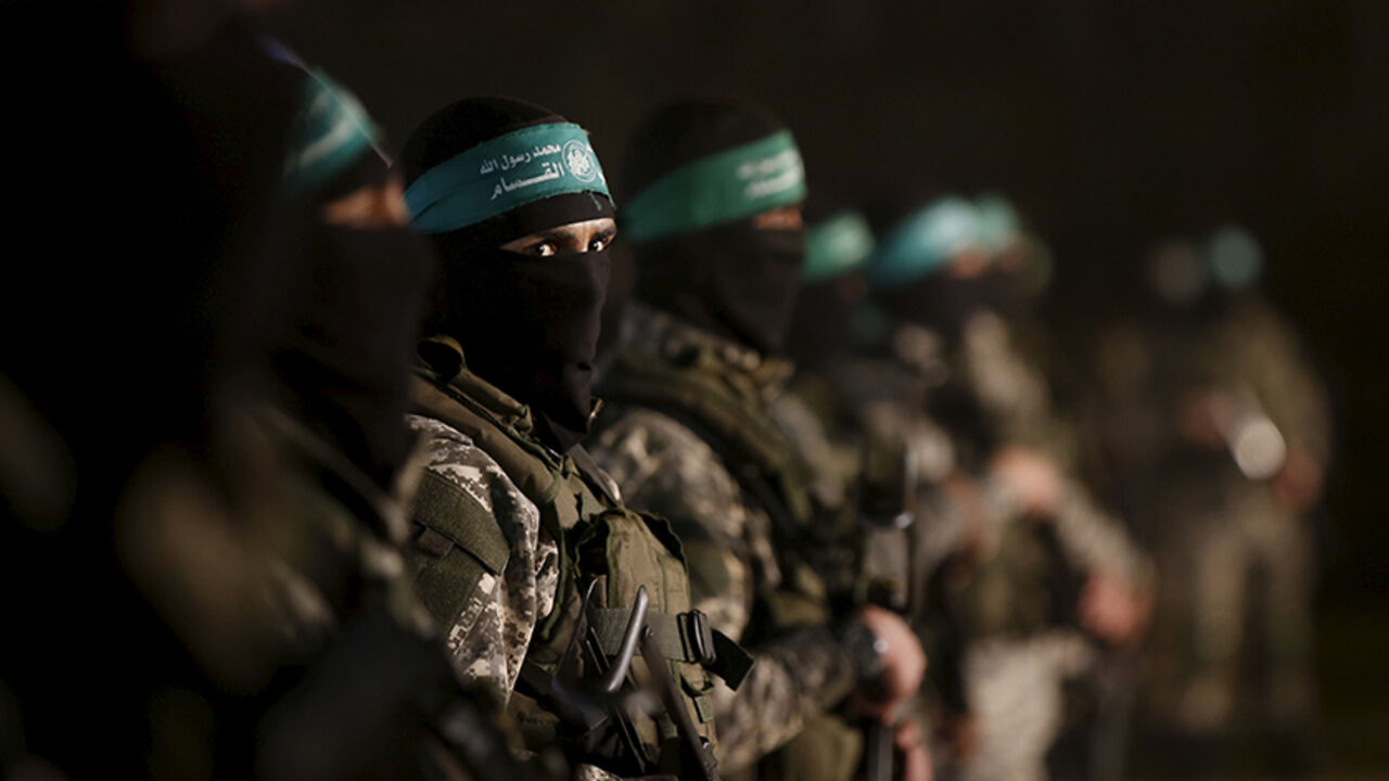 PALESTINIANS-HAMAS/TUNNELS Palestinian Hamas militants stand guard during a rally in memory of their seven comrades, who were killed when a tunnel collapsed close to the Gaza Strip's eastern border with Israel, in the east of Gaza City January 31, 2016. REUTERS/Mohammed Salem - RTX24TSC