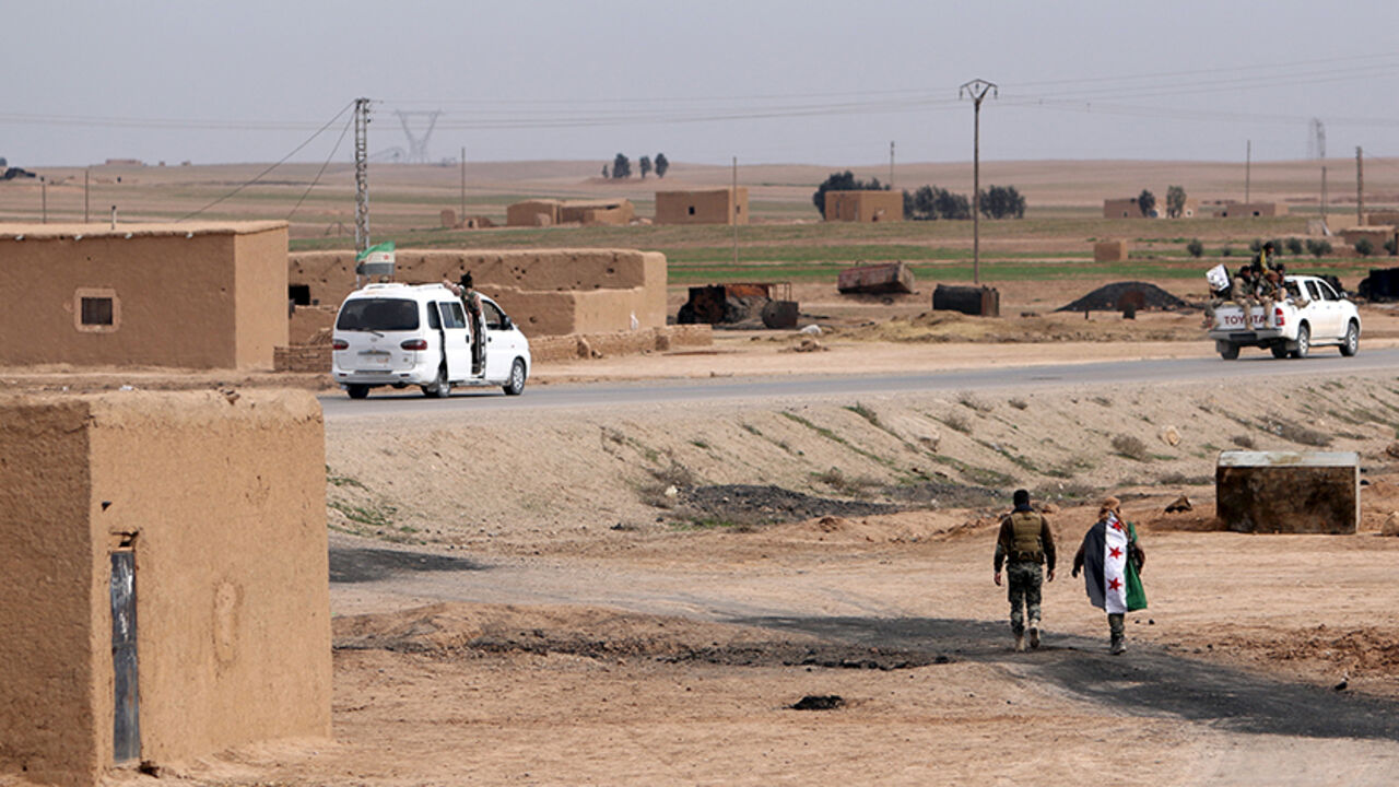 MIDEAST-CRISIS-SYRIA-HASAKA Free Syrian Army fighters walk in al-Makman village on the outskirts of al-Shadadi town, Hasaka countryside, Syria February 19, 2016. REUTERS/Rodi Said - RTX27SJH
