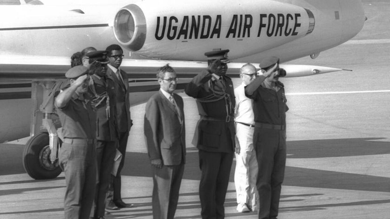 D176-021 URGANDA PRES. IDI AMIN (C) SALUTING DURING PLAYINGOF NATIONAL ANTHEM, IN FRONT OF UGANDA AIR FORCE COMMODORE JET, LOD AIRPORT.
ביקור נשיא אוגנדה אימי אמין בישראל. בצילום, נשיא אוגנדה מצדיע במהלך השמעת ההימנון הלאומי, בקבלת הפנים בנמל התעופה בן גוריון בלוד. מאחור- מטוס סילון של חיל האוויר של אוגנדה.