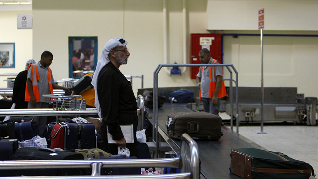 PALESTINIANS-ISRAEL/ECONOMY A traveller waits for his luggage at the Allenby Bridge Crossing July 9, 2009. Israel said on Wednesday it would allow the crossing between the occupied West Bank and Jordan to remain open 24 hours a day to help the Palestinian economy. The Israeli-controlled terminal leading to the Allenby Bridge across the Jordan River is the West Bank's only land link to the Arab world. REUTERS/Ammar Awad (WEST BANK POLITICS) - RTR25HFS