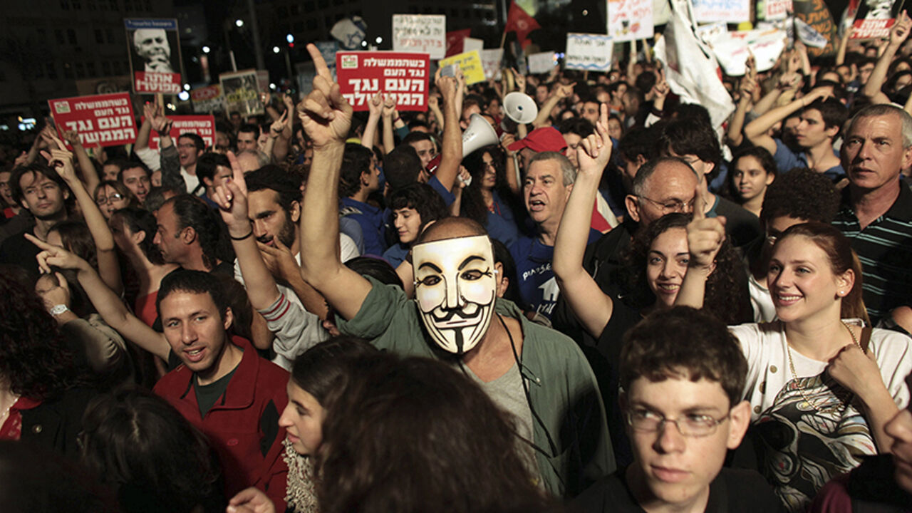 ISRAEL/ Protesters take part in a rally calling for social justice and a lower cost of living in Rabin square in Tel Aviv October 29, 2011. About 20,000 people marched in Tel Aviv on Saturday evening and then gathered at Rabin square in the first protest after about two months following a wave of social protests around Israel. REUTERS/Daniel Bar On (ISRAEL - Tags: POLITICS CIVIL UNREST BUSINESS) ISRAEL OUT. NO COMMERCIAL OR EDITORIAL SALES IN ISRAEL - RTR2TE9N