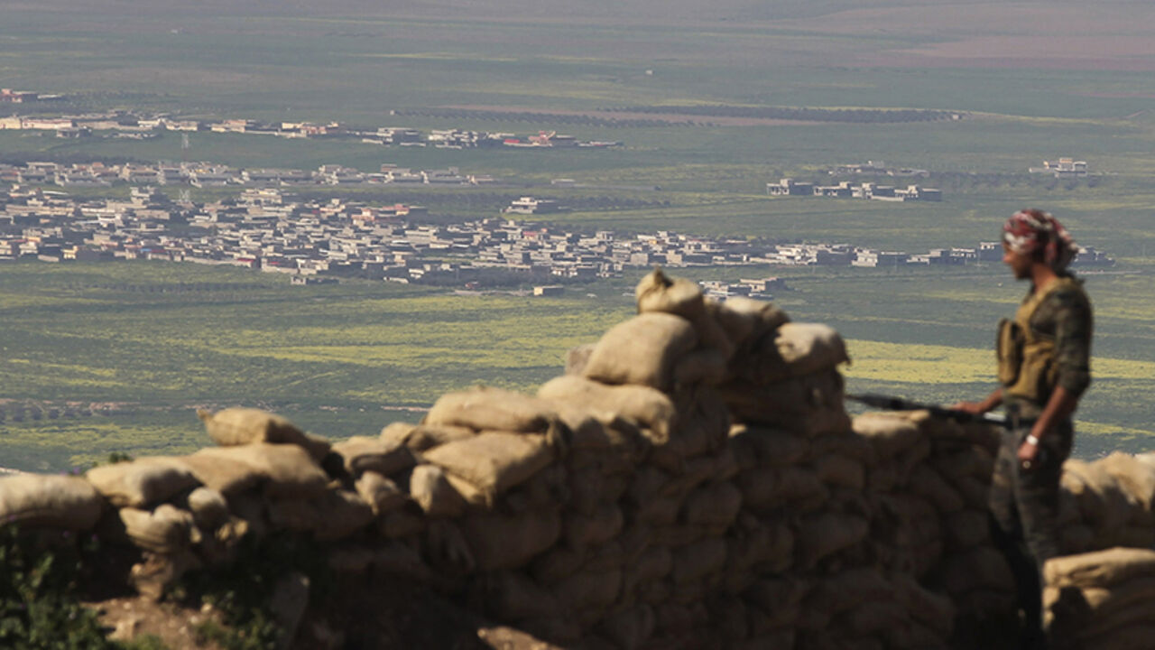MIDEAST-CRISIS/IRAQ A member of the Kurdish Peshmerga forces stands guard at a security point on Bashiqa mountain, overlooking Islamic State held territories of Mosul, 12 km northeast of Mosul City, March 7, 2015. REUTERS/Asmaa Waguih (IRAQ - Tags: POLITICS MILITARY CONFLICT) - RTR4SF1J