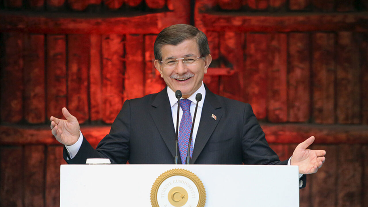 TURKEY-KURDS/ Turkish Prime Minister Ahmet Davutoglu makes a speech in the Kurdish-dominated southeastern city of Diyarbakir, Turkey April 1, 2016. REUTERS/Sertac Kayar - RTSD61V