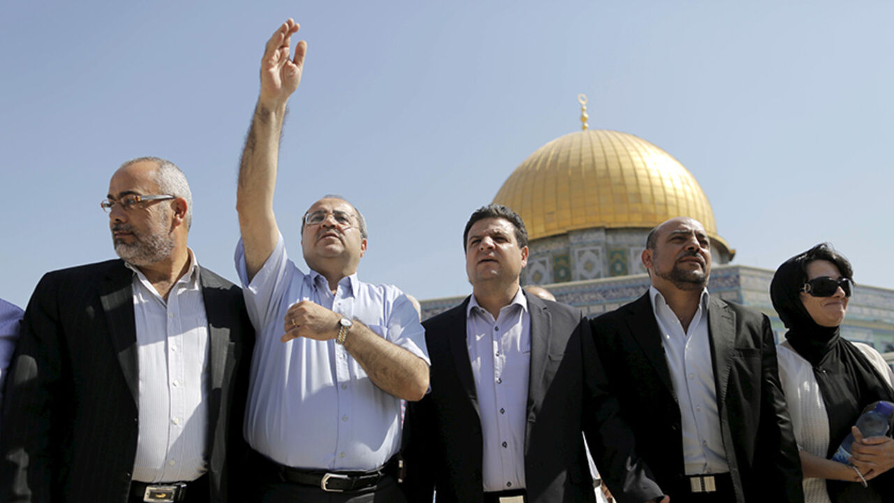 ISRAEL-PALESTINIANS/ Israeli Arab lawmakers from the Joint Arab List (from L to R) Osama Saadi, Ahmed Tibi, Ayman Odeh, Masud Ganaim and Haneen Zoabi stand in front of the Dome of the Rock during a visit to the compound known to Muslims as Noble Sanctuary and to Jews as Temple Mount in Jerusalem's Old City July 28, 2015. REUTERS/Ammar Awad - RTX1M321