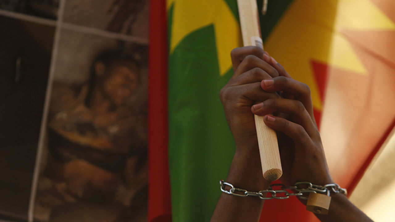 Ethiopian migrants, all members of the Oromo community of Ethiopia living in Malta, protest against the Ethiopian regime in Valletta, Malta, December 21, 2015. Protesters are calling on Malta and the European Union to stop support for the Ethiopian regime, and protested against the regime's plan to evict Oromo farmers to expand Ethiopia's capital Addis Ababa, according to the protest organisers. REUTERS/Darrin Zammit Lupi  MALTA OUT. NO COMMERCIAL OR EDITORIAL SALES IN MALTA - RTX1ZMDR