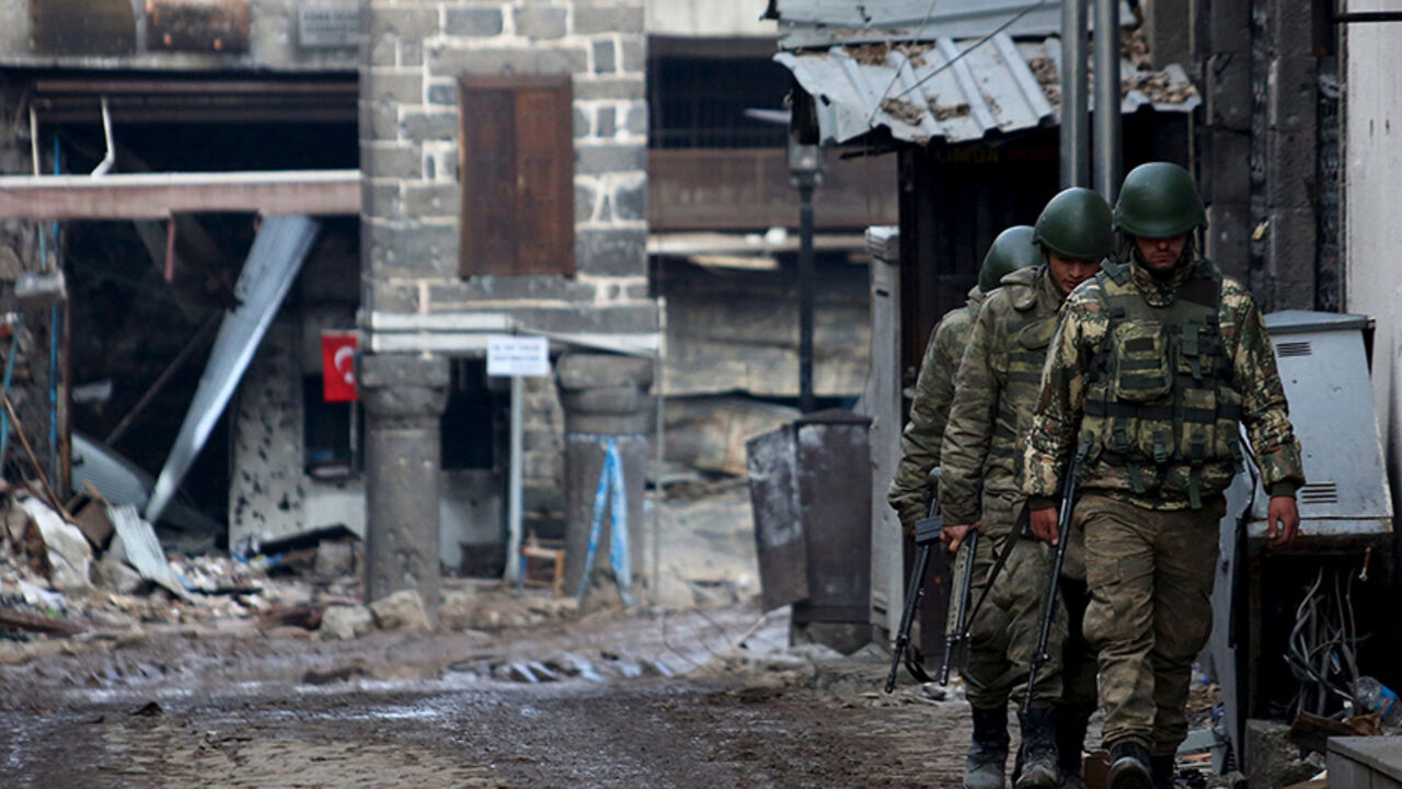 TURKEY-KURDS/ Turkish soldiers patrol in Sur district, which is partially under curfew, in the Kurdish-dominated southeastern city of Diyarbakir, Turkey February 26, 2016. REUTERS/Sertac Kayar - RTX28RTL