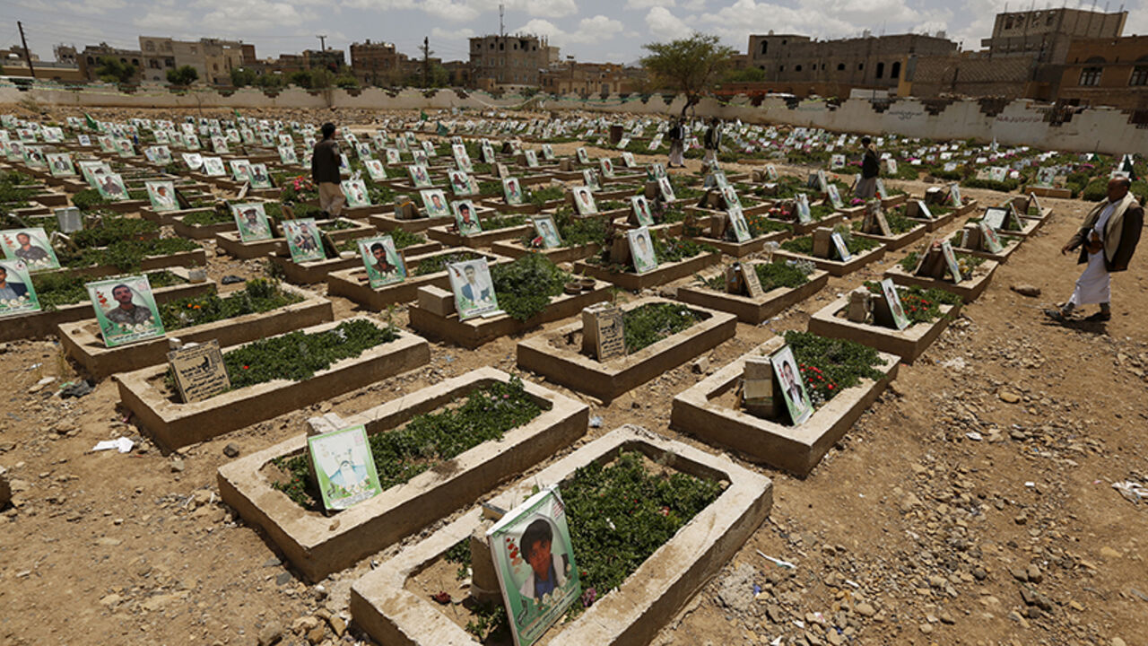 YEMEN-SECURITY/ People tour a graveyard for Houthi fighters killed in recent fighting, during the first day of a ceasefire in Yemen's capital Sanaa April 11, 2016. REUTERS/Khaled Abdullah TPX IMAGES OF THE DAY - RTX29GQ9