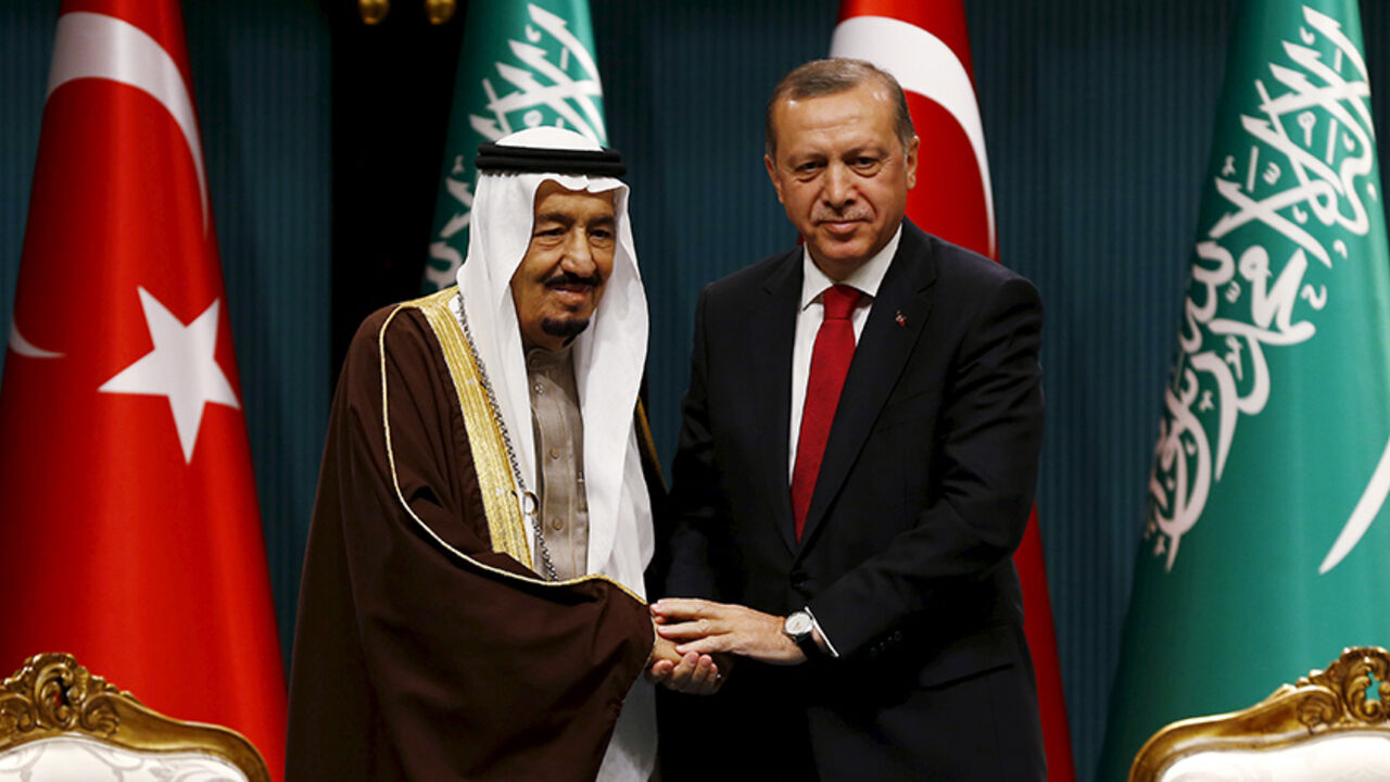 TURKEY-SAUDI/ Turkey's President Tayyip Erdogan (R) and Saudi King Salman shake hands during a ceremony in Ankara, Turkey April 12, 2016. REUTERS/Umit Bektas - RTX29KUO