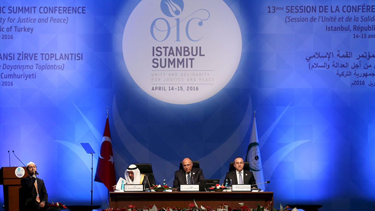 TURKEY-SUMMIT/ Secretary General of the Organization of Islamic Cooperation (OIC) Iyad bin Amin Madani, Foreign Ministers Sameh Shoukry of Egypt (2nd R) and Mevlut Cavusoglu of Turkey (R) are seen during the opening session of the OIC Istanbul Summit in Istanbul, Turkey April 14, 2016. REUTERS/Sebnem Coskun/Pool - RTX29X4Z