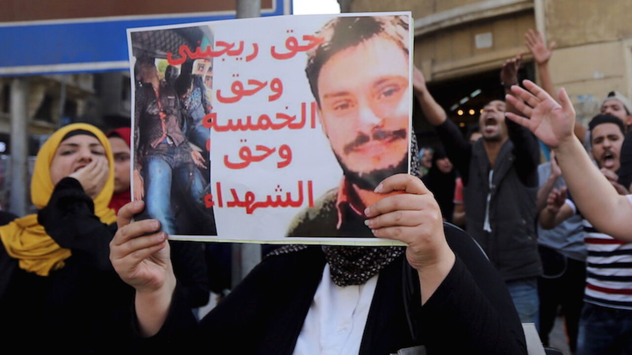 EGYPT-PROTESTS An Egyptian activist holds a poster calling for justice to be done in the case of the recently murdered Italian student Giulio Regeni during a demonstration protesting the government's decision to transfer two Red Sea islands to Saudi Arabia, in front of the Press Syndicate in Cairo, Egypt, April 15, 2016. REUTERS/Mohamed Abd El Ghany - RTX2A55T
