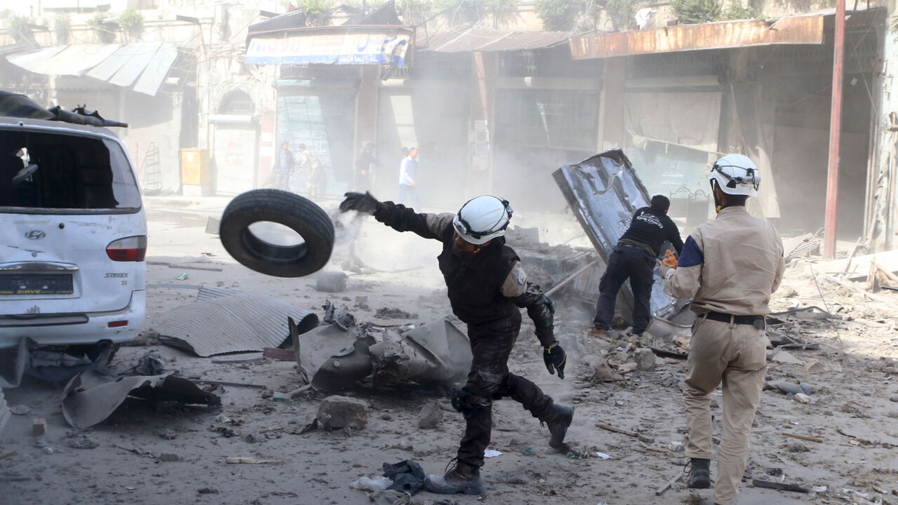 MIDEAST-CRISIS/SYRIA Civil defence members look for survivors after an airstrike on the rebel-held Old Aleppo, Syria April 16, 2016. REUTERS/Abdalrhman Ismail - RTX2A85U