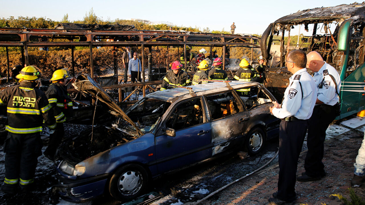Emergency workers search the scene after a blast on a bus in Jerusalem April 18, 2016. REUTERS/Ronen Zvulun     TPX IMAGES OF THE DAY      - RTX2AI5J