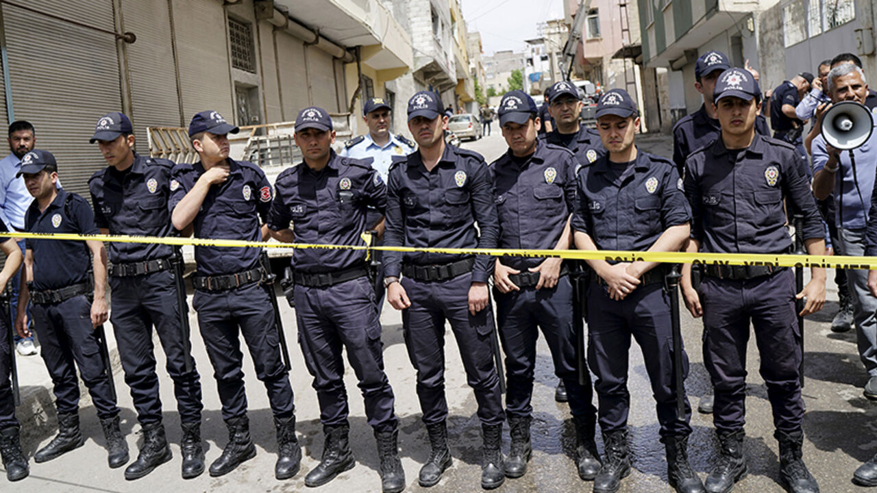 MIDEAST-CRISIS/TURKEY-SYRIA Police secure the scene after two rockets hit the Turkish town of Kilis near the Syrian border, Turkey, April 24, 2016. REUTERS/Umit Bektas - RTX2BEBD