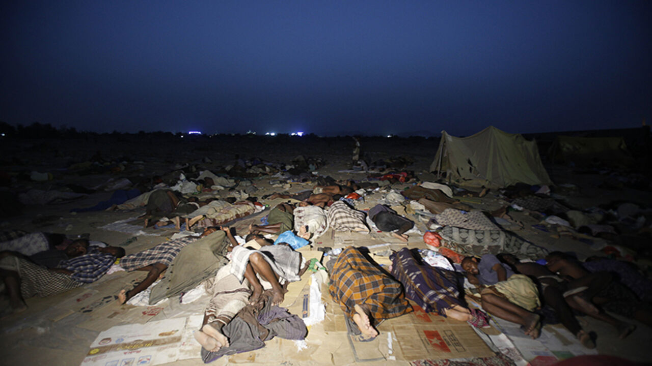YEMEN/ Ethiopian migrants sleep out in the open near a transit centre where they wait to be repatriated, in the western Yemeni town of Haradh, on the border with Saudi Arabia, May 21, 2013. Saudi Arabia's King Abdullah in April ordered a three-month delay to a crackdown on migrant workers which has led to thousands of deportations, to give foreigners in the kingdom a chance to sort out their papers. More than 200,000 foreigners have been deported from the country over the past few months. REUTERS/Khaled Abdullah (