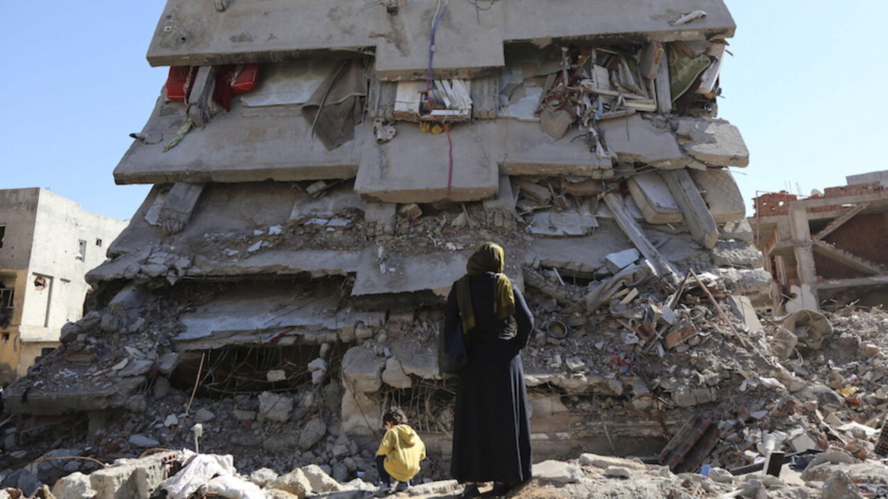 TURKEY-KURDS/PROTEST A woman looks at a building, which was damaged during the security operations and clashes between Turkish security forces and Kurdish militants, in the southeastern town of Cizre in Sirnak province, Turkey March 2, 2016. REUTERS/Sertac Kayar - RTS9000
